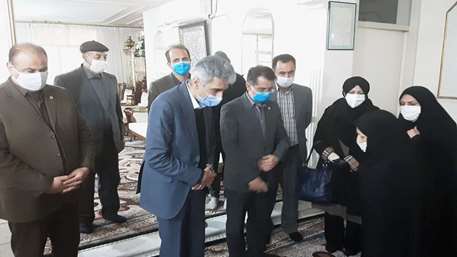 دیدار رئیس دانشگاه علوم پزشکی استان سمنان با خانواده مرحومه اکرم محسنی.
